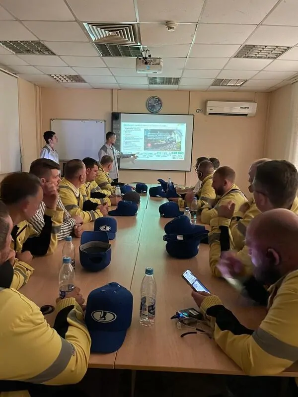 Фото: гостям рассказывают об истории развития «АВТОВАЗА», © РЕХАУ  