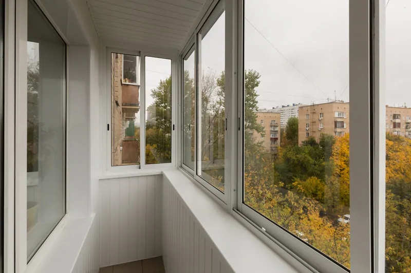 Раздвижные холодные окна из алюминия. © Фотобанк Лори