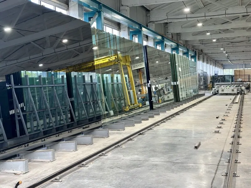 Автоматический склад стекла джамбо размера на производстве Neoglass. © oknamedia 