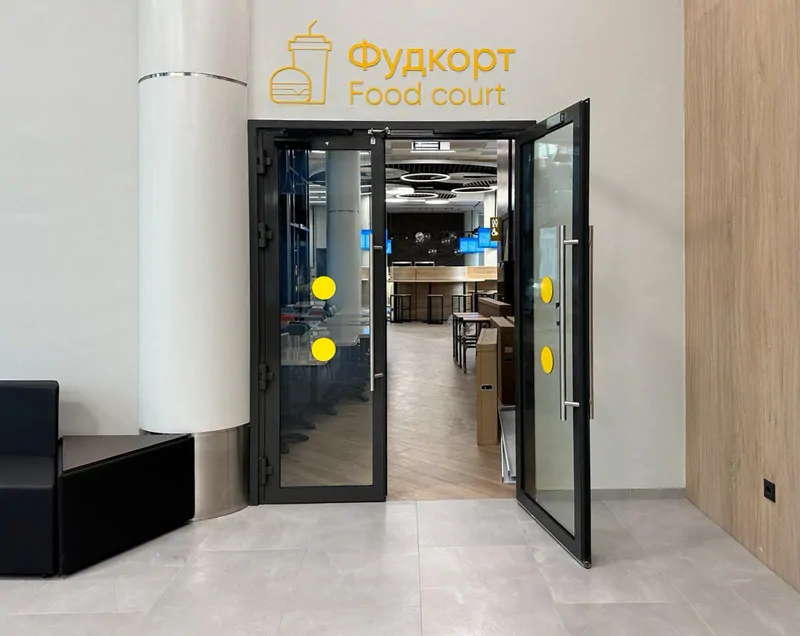 Вход в Фудкорт общежития Бауманки №14 Спектр. © oknamediа