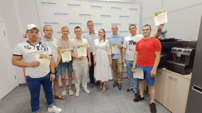 В офисе SIEGENIA. После экскурсии нам вручили сертификаты и бокалы с шампанским Фото © SIEGENIA 