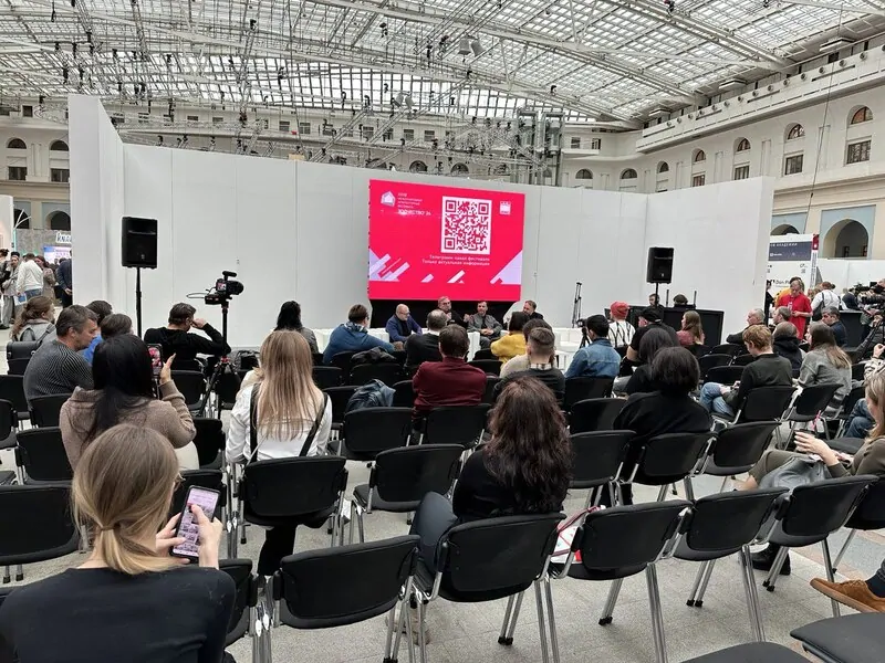Одновременно проводят несколько сессий в разных залах. © oknamedia 
