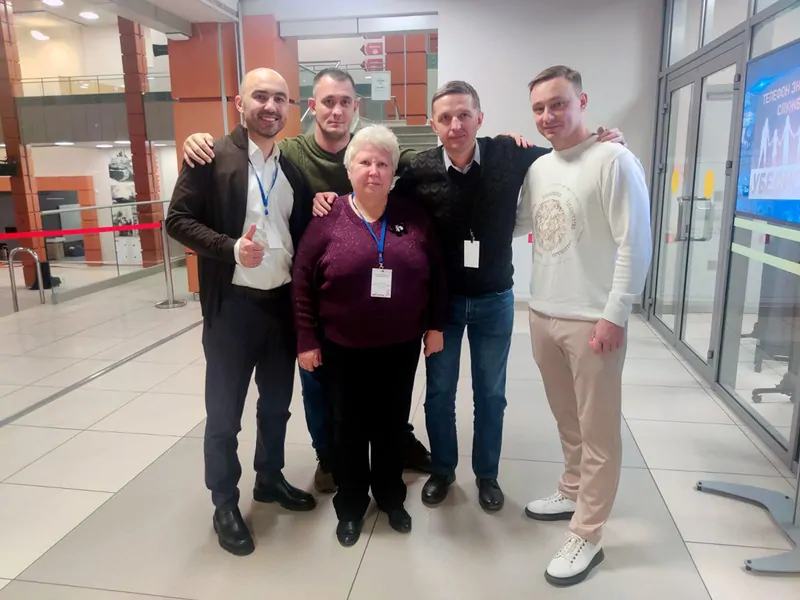 Фото:  представитель ЭксПроф с руководителем НИУПЦ МИО и партнерами-делегатами конференции, © exprof