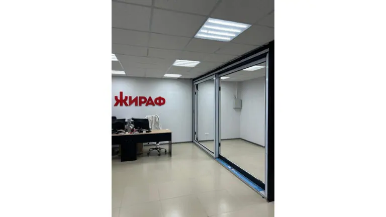 Клиент поставил конструкцию во всю стену, чтобы заказчики видели преимущества PORTAL HS крупным планом. Фото © ОкнаГРАД 