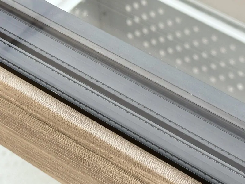 Теплая цветная рамка - обязательный атрибут современных окон. © oknamеdia 