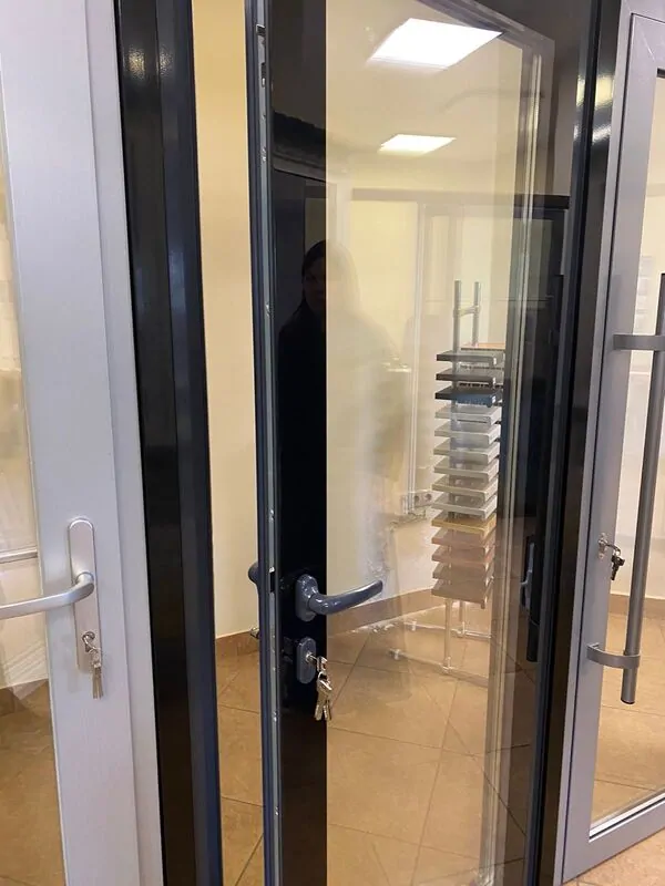 Алюминиевую дверь с теплым профилем СИАЛ КПТ 74 «КрасАл» планирует предлагать, как входную группу для коттеджей и баз отдыха  Фото © КрасАл 
