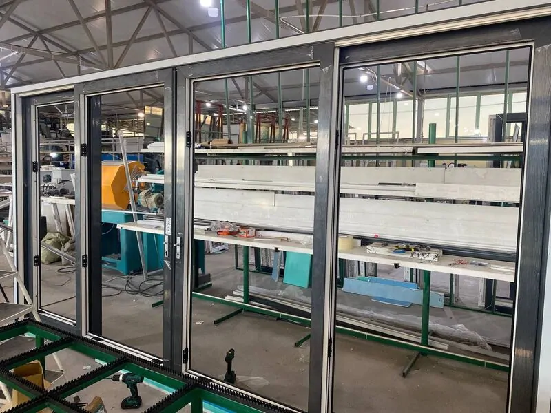 Здесь портал PremiDoor 76 уже на объекте. Стеклопакет весит по 150–200 кг. При монтаже его несли к беседке вручную, поскольку для проезда спецтехники не было достаточно места.  Фото © SIEGENIA 
