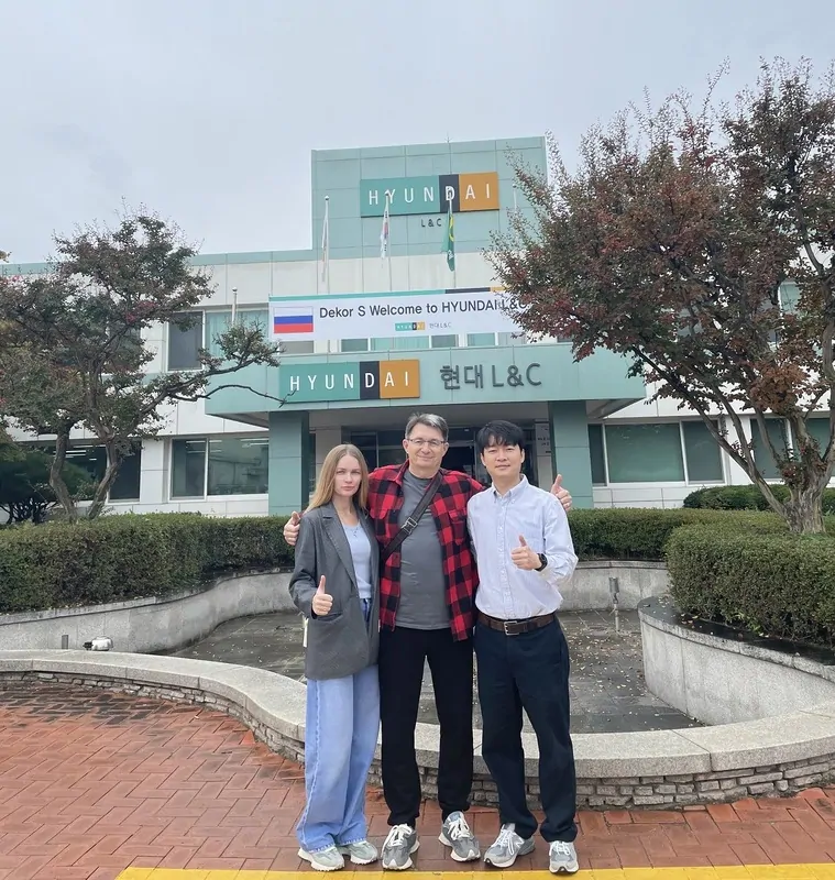 РуководсвНа заводе пленок для ламинации HYUNDAI в Южной Корее © ДекорС 