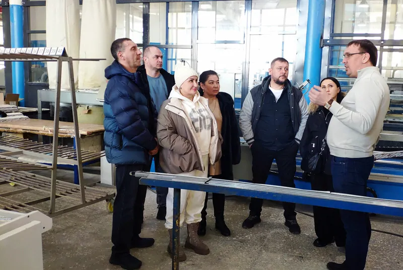 Казахстанские партнеры ЭксПроф на оконном производстве компании Пластконструкция. © exprof 
