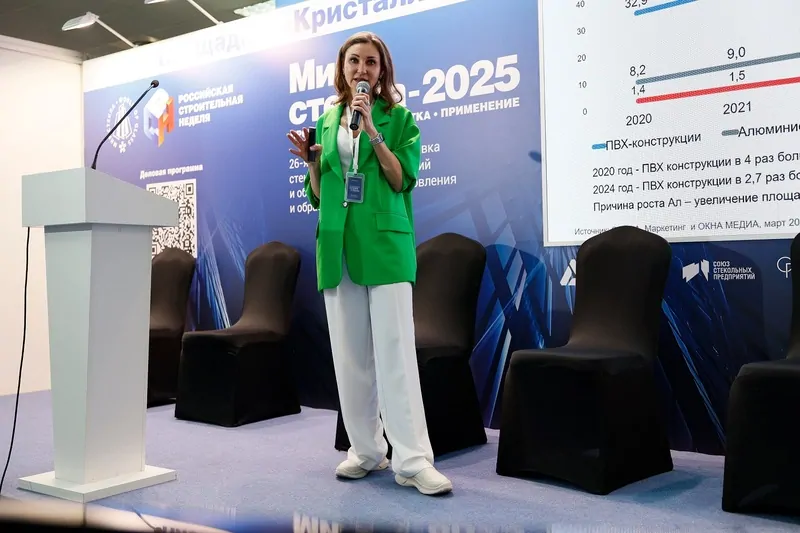 Обросова Ирина с докладом о рынке СПК на конференции Время стекла © оknamedia 