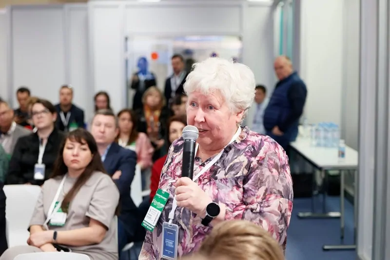 Директор «Межрегионального института оконных и фасадных конструкций» Куренкова А.Ю. на конференции Время стекла 2025. © оknamedia 