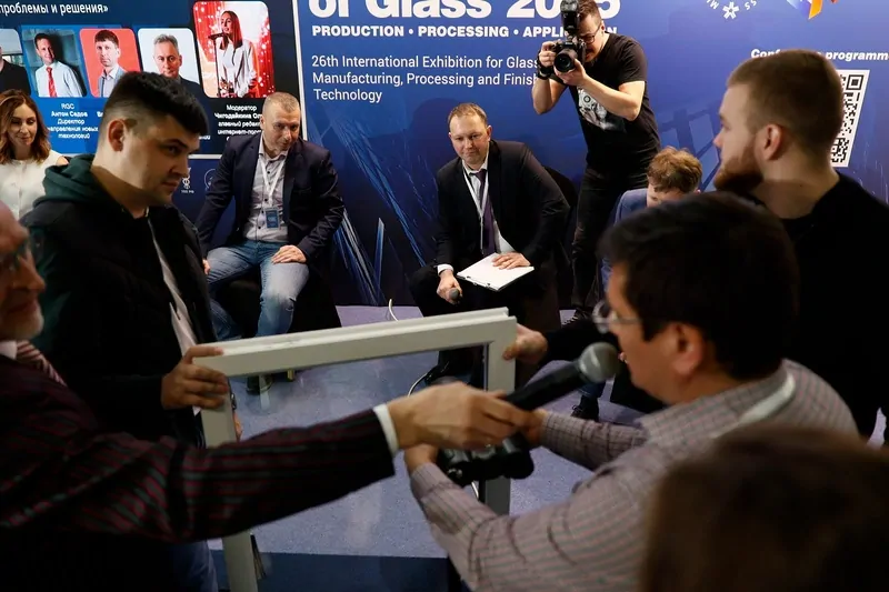 Проверка наполненности стеклопакетов аргоном на конференции Время стекла © оknamedia 