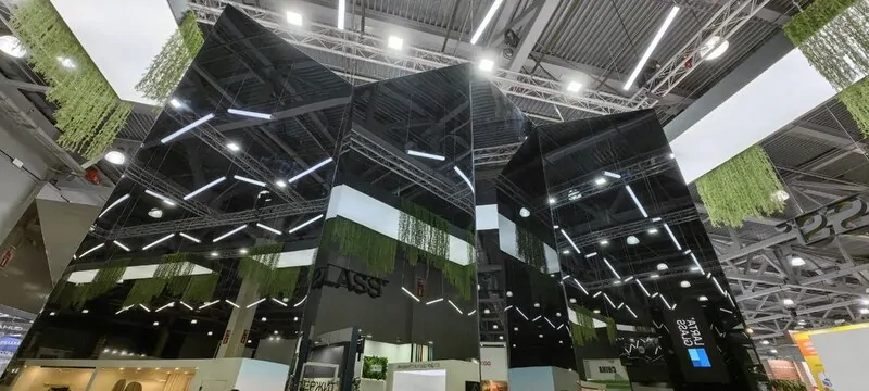 Высота стеклянных панелей 5 метров © оknamedia  