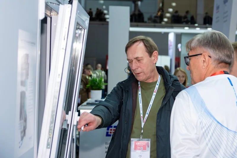 Посетитель осматривает действующий экспонат дышащего окна exprof Aero. © exprof 
