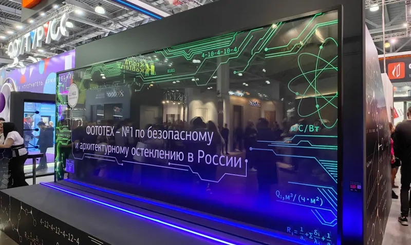 Фото: самый большой по площади в России противопожарный стеклопакет от компании Фототех, © oknamedia