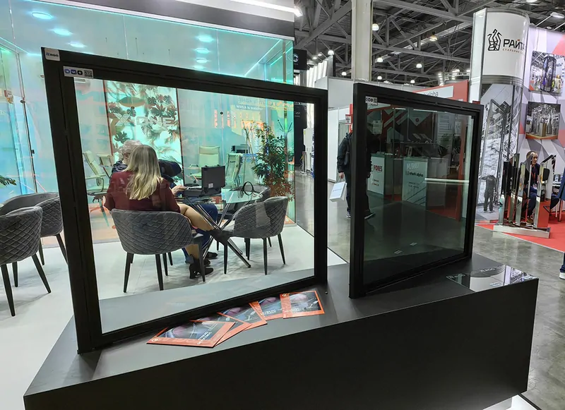 Фото: умное стекло от компании RGC – правый стеклопакет в процессе перехода из прозрачного состояния в черное, © oknamedia