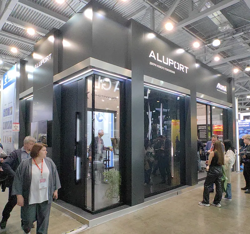 Фото: украшение стенда компании Aluport – роскошная пивотная дверь, © oknamedia