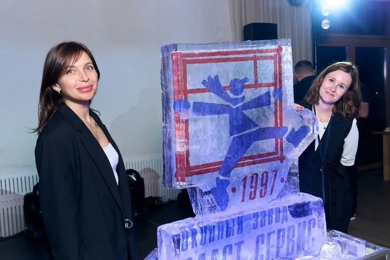 Логотип Пласт-Сервис вырезанный изо льда. © Пласт-Сервис 