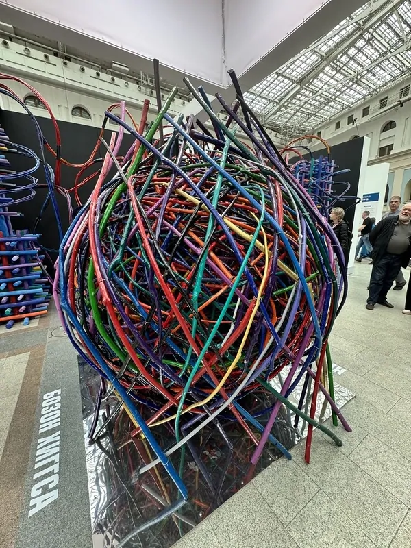Арт объекты  Николая Полисскогоий на АРХ Москва 2025 . © оknamedia  