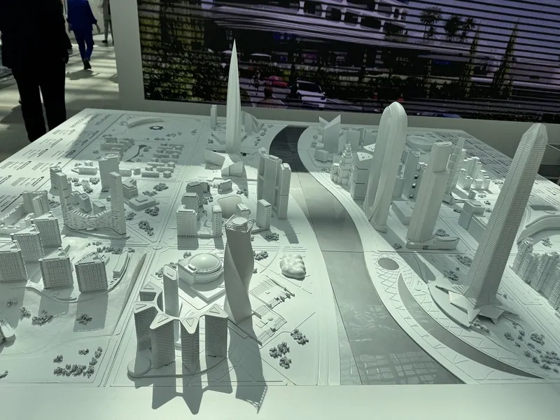 Макет города будущего представлен на АРХМосква 2025. Строения требуют много нестандартного остекления. © оkna media 