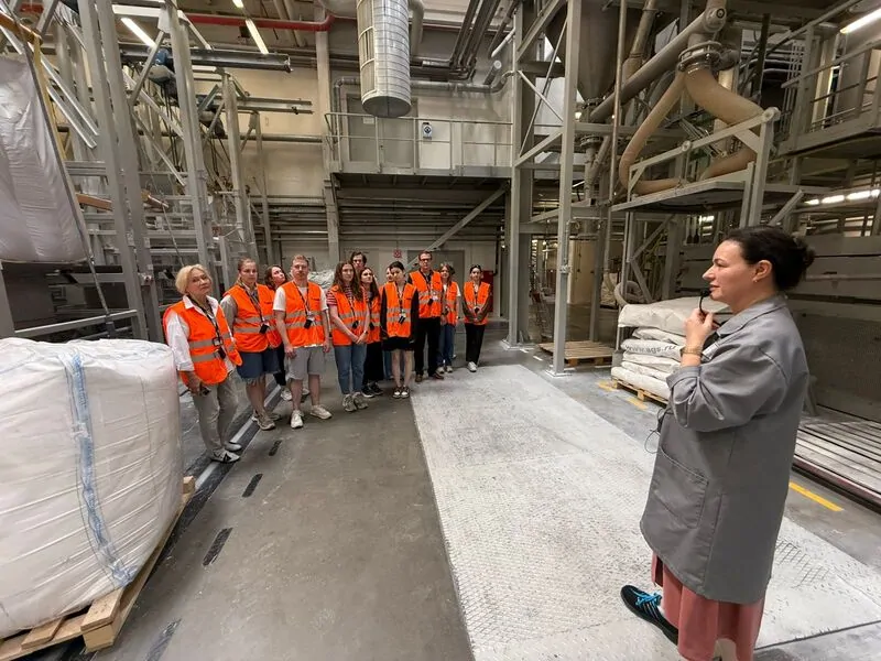 Фото: студенты МАРХИ на заводе компании в Гжели, © РЕХАУ 