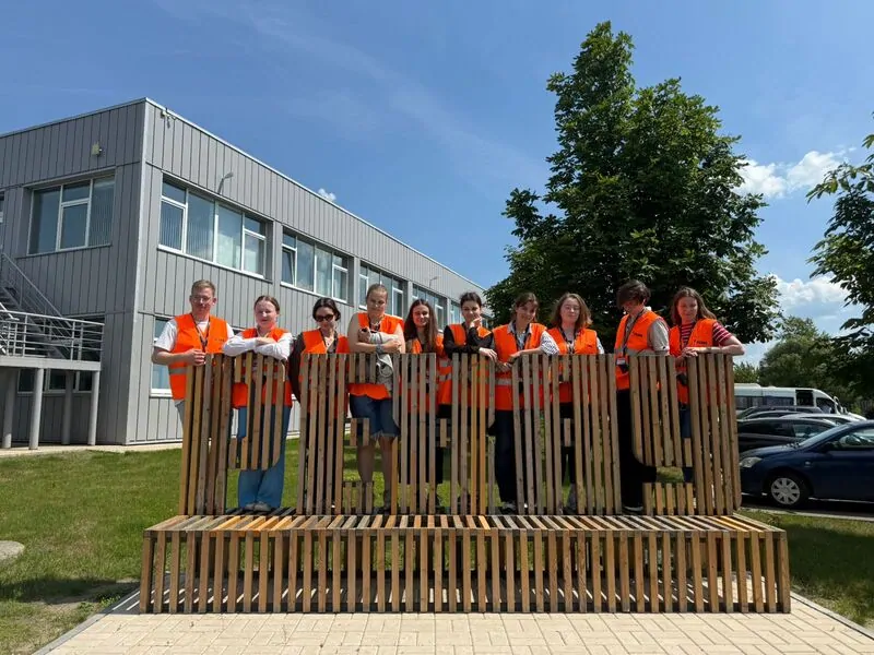 Фото: студенты МАРХИ на заводе компании в Гжели, © РЕХАУ 