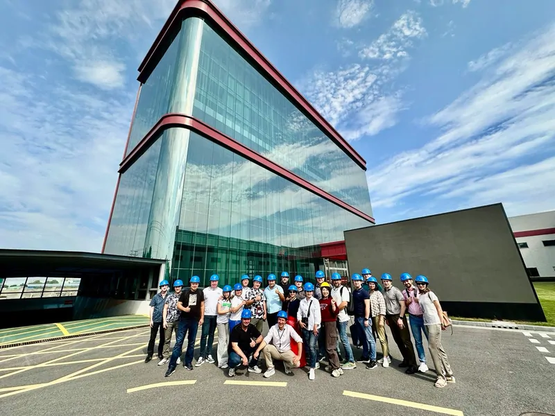 Экскурсия на производство стеклопакетов размеров 20х3,3 метра в 2024 произвела огромное впечатление на оконные компании. © oknamedia 