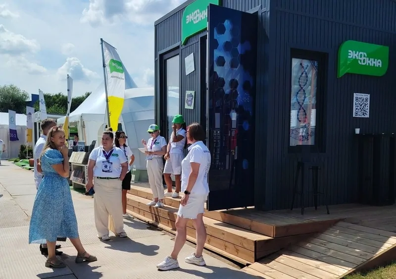 Андрей Ивлиев, руководитель региональных продаж ООО «Винтек Пластик» и Татьяна Берникова, руководитель направления по работе с архитектурно-проектными организациями ООО «Винтек Пластик» на стенде 16-летнего партнера ЭКООКНА, © WINTECH