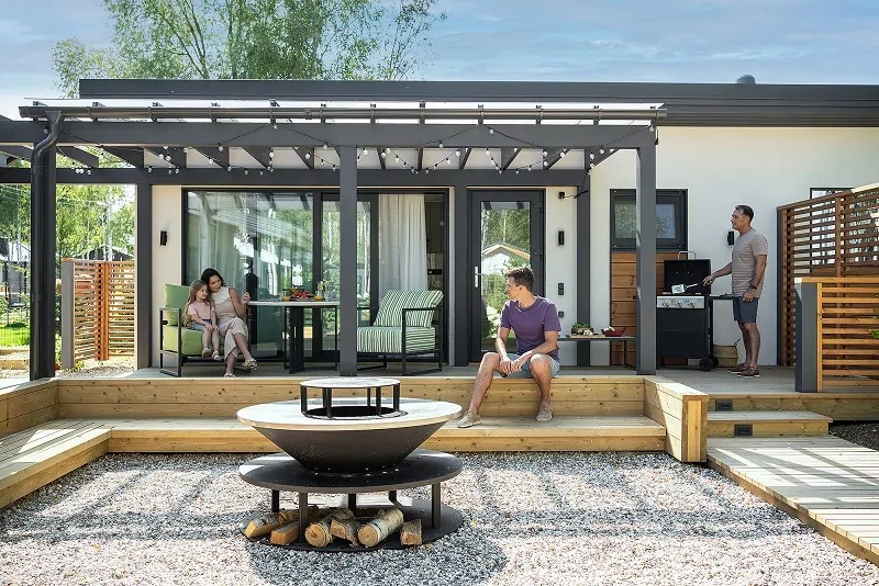 Раздвижные двери Intelio Slide РЕХАУ как выход на террасу © РЕХАУ 