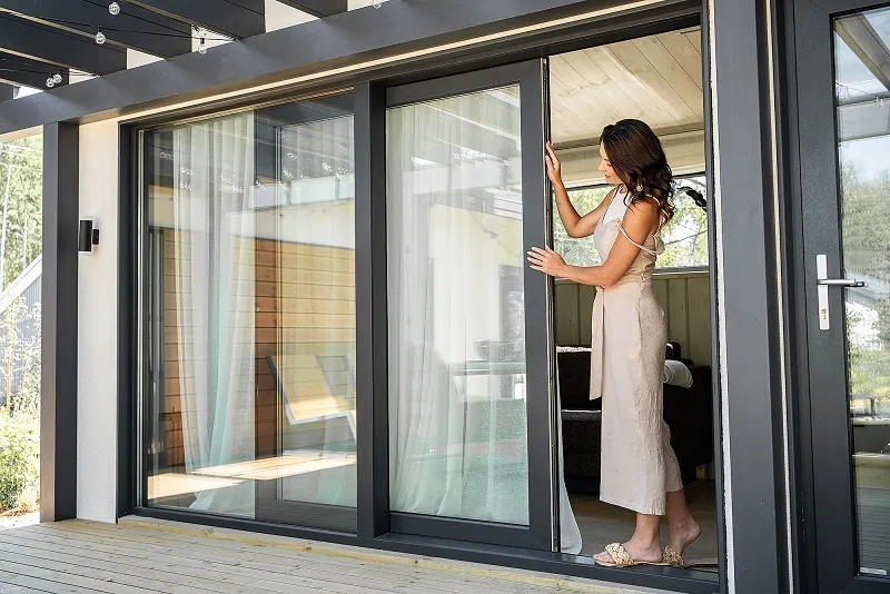 Раздвижные двери Intelio Slide РЕХАУ легко откроет женщина и ребенок © РЕХАУ 