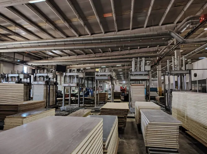 Фото: производство композитный дверей ADOKAPY © WINTECH 