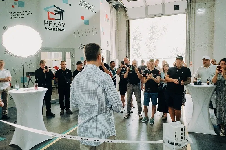 Фото: Павел Иваненко произносит речь перед торжественным отрезанием ленточки, © РЕХАУ 