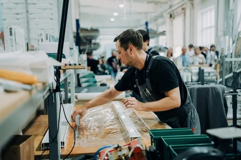 Фото: сотрудник РЕХАУ упаковывает профиль, © РЕХАУ 