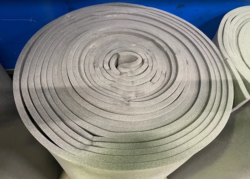 Фото: листовой эластичный вспененный полиуретан в рулоне – материал для производства ПСУЛ, © oknamedia