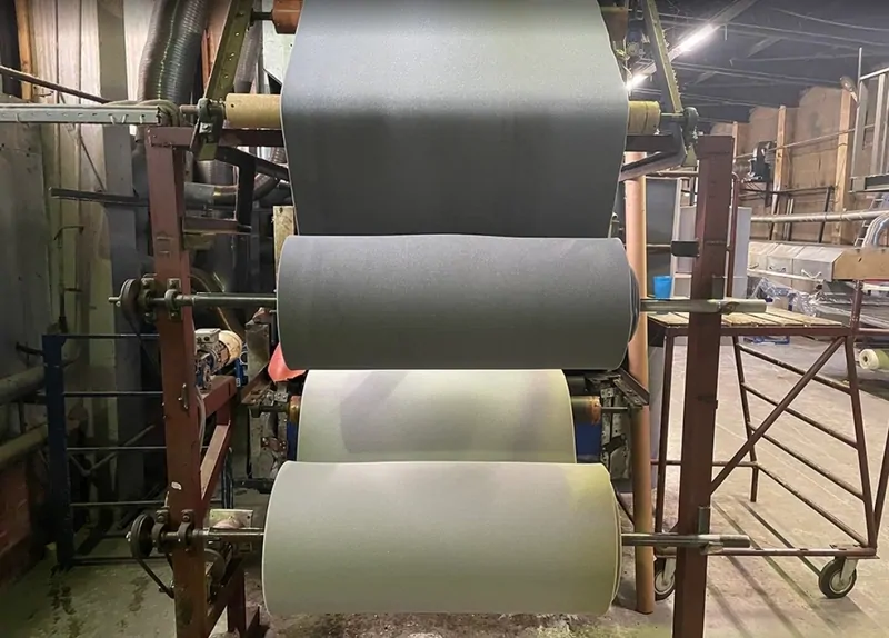 Фото: рулоны ЭВПУ на производственной линии на заводе Робибанд, © oknamedia