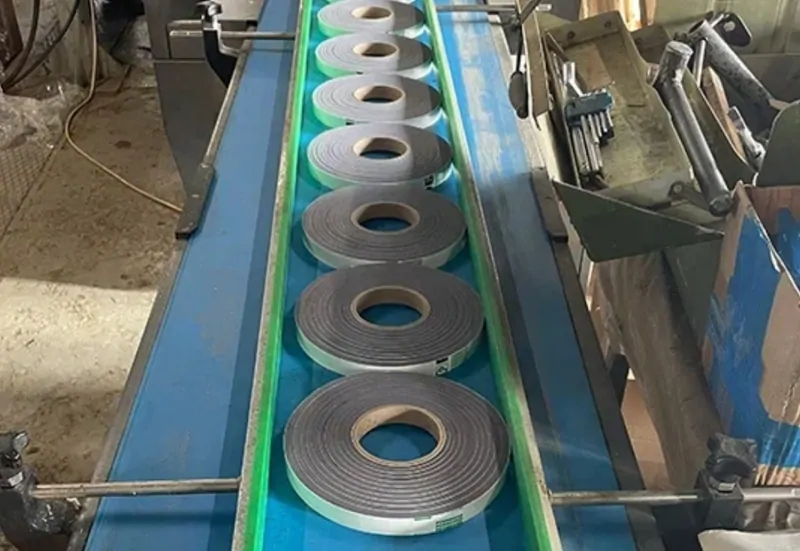 Фото: выход с конвейера готовых рулонов ПСУЛ на заводе Робибанд, © oknamedia