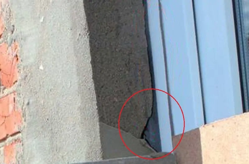 Фото: некачественный монтаж оконного блока с ПСУЛ в поврежденный оконный проем, © Рoбибанд