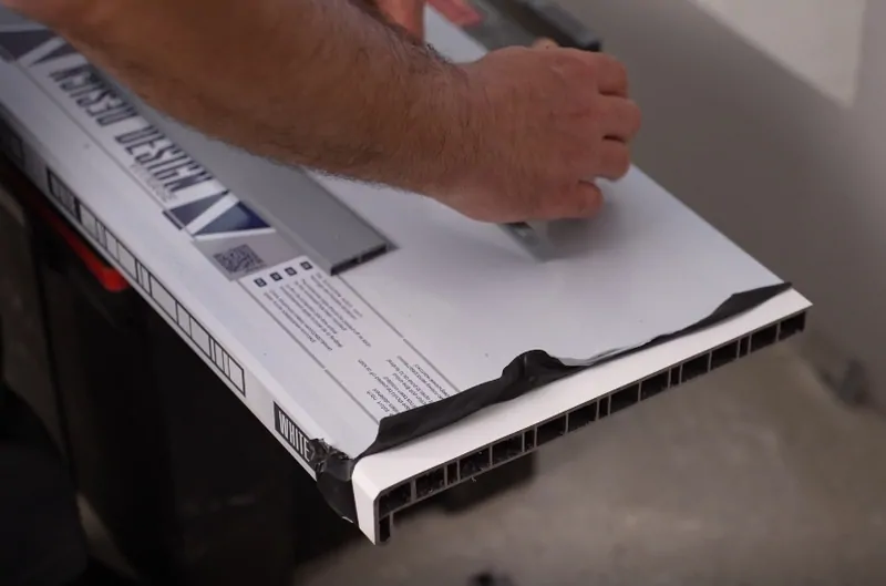 Загиб защитной пленки подоконника перед установкой торцевых заглушек © oknamediа 