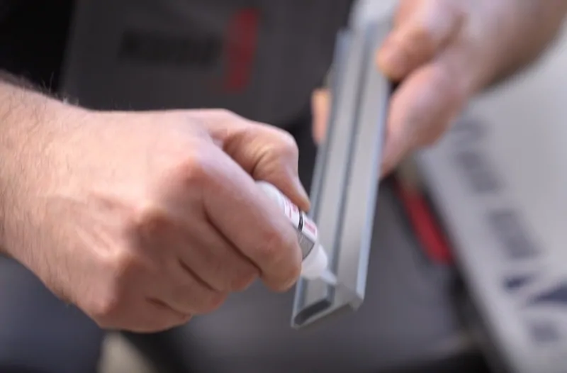 Нанесение клея на торцевую заглушку, © oknаmedia 