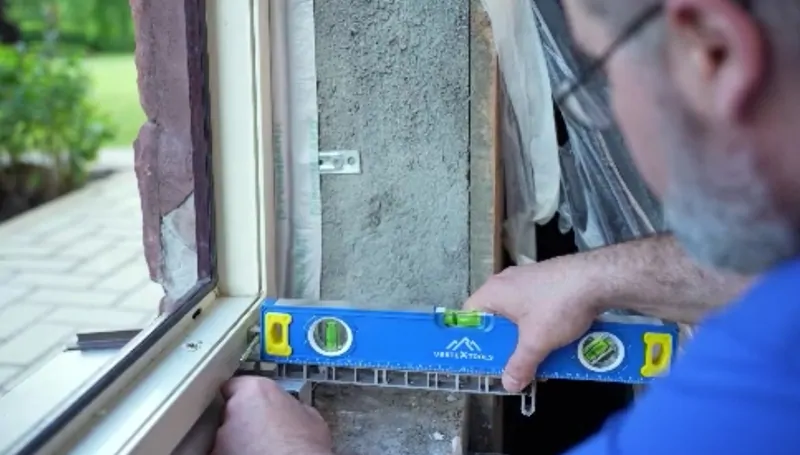 Проверка положения подоконника по уровню перед его установкой, © oknaтedia 