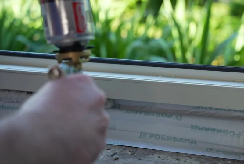 Нанесение пены вдоль подставочного профиля © oknamеdia