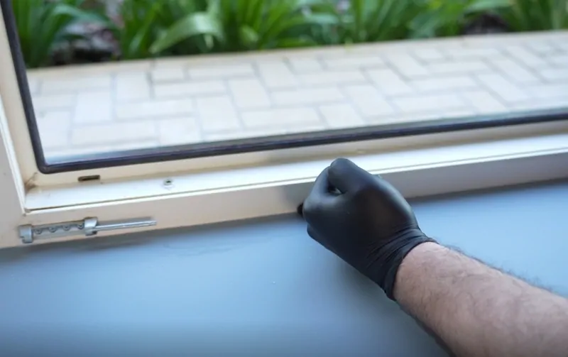 Удаление излишков силикона пальцем в трудно доступных местах © оknamedia 