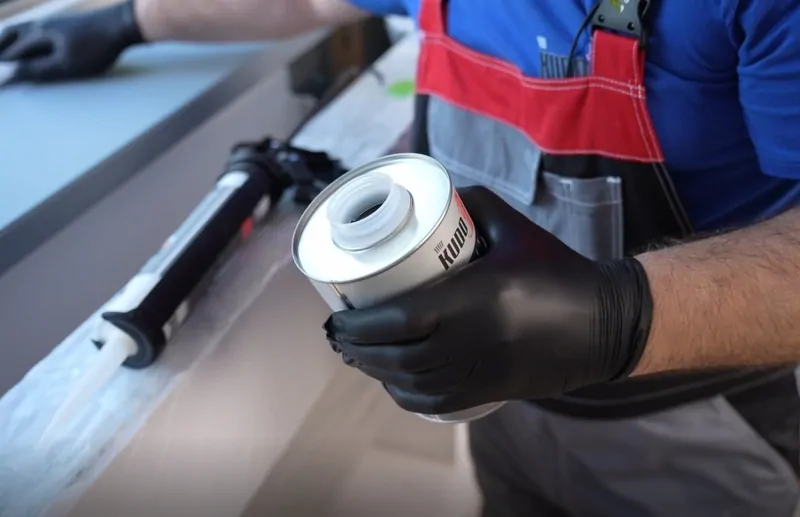 Очистка подоконника и оконного профиля с помощью удалителя монтажной пены © oknаmedia 