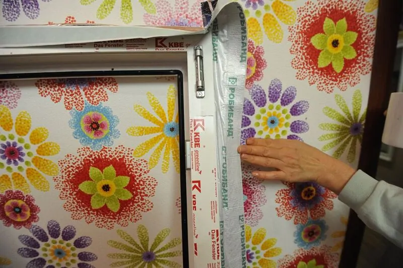 Наклейка монтажных лент для теплого монтажа окон © оknamedia  