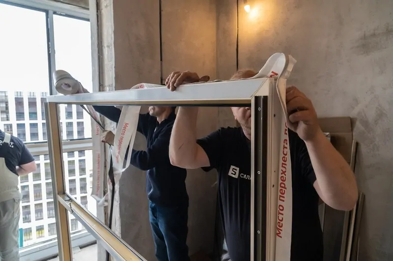 Монтаж с лентами соответствует требованиям к теплому шву. © оknamedia   