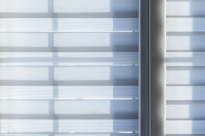 Рулонная штора день-ночь © Фотобанк Лoри