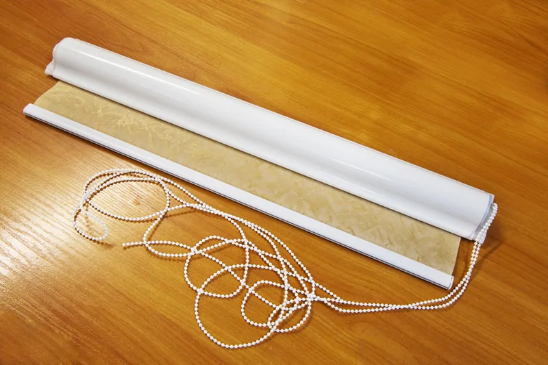 Рулонная штора перед установкой © Фотобанк Лoри 