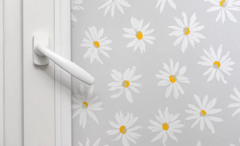 Рулонная штора с установкой на створке © Фотобанк Лoри 