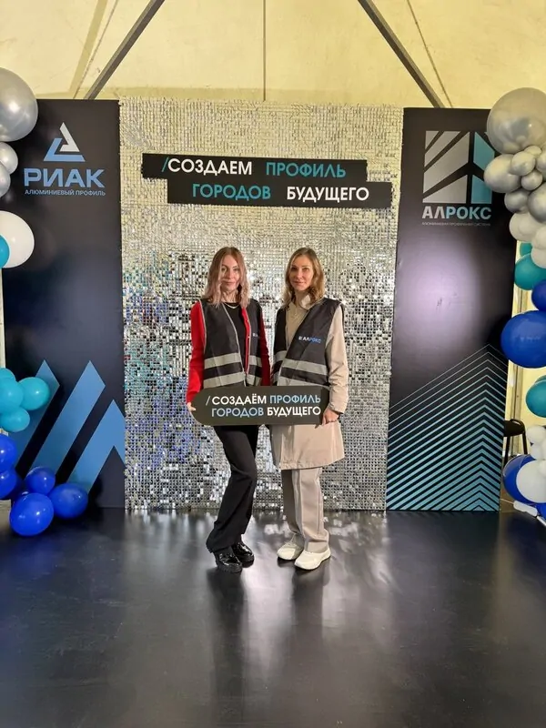 Представители ОКНА МЕДИА на экскурсии по заводу РИАК. © оknamedia 