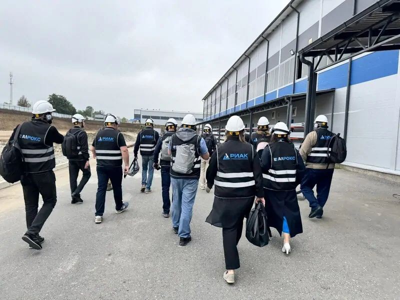 Гости бизнес-тура с Алрокс на экскурсии по заводу © оknamedia 